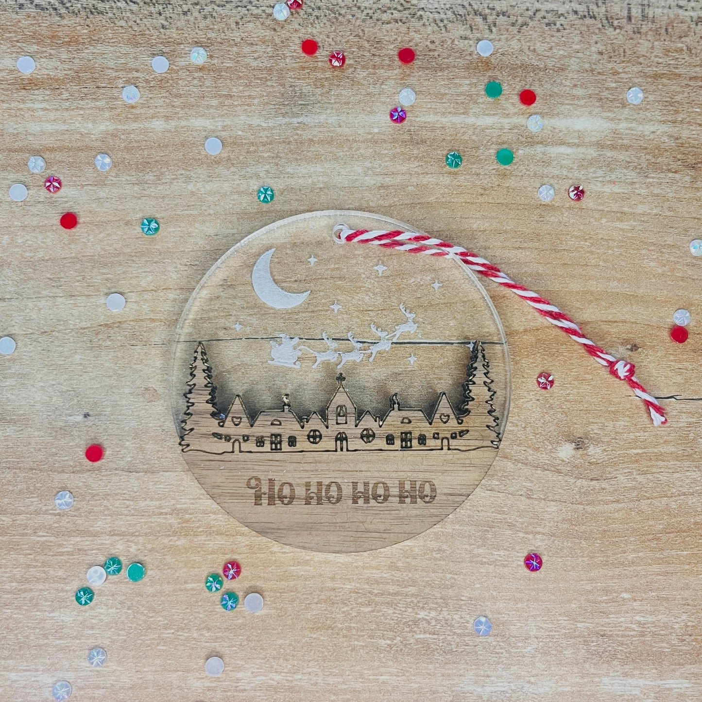 Suspension de Noël : Village de Noël enneigé