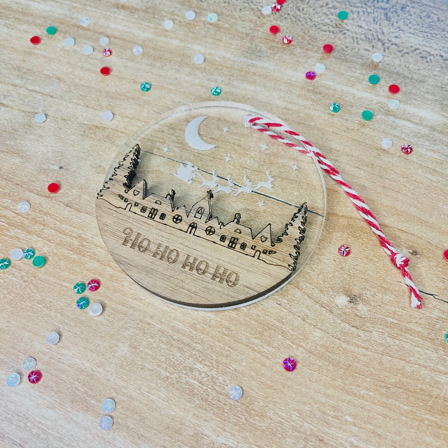 Suspension de Noël : Village de Noël enneigé