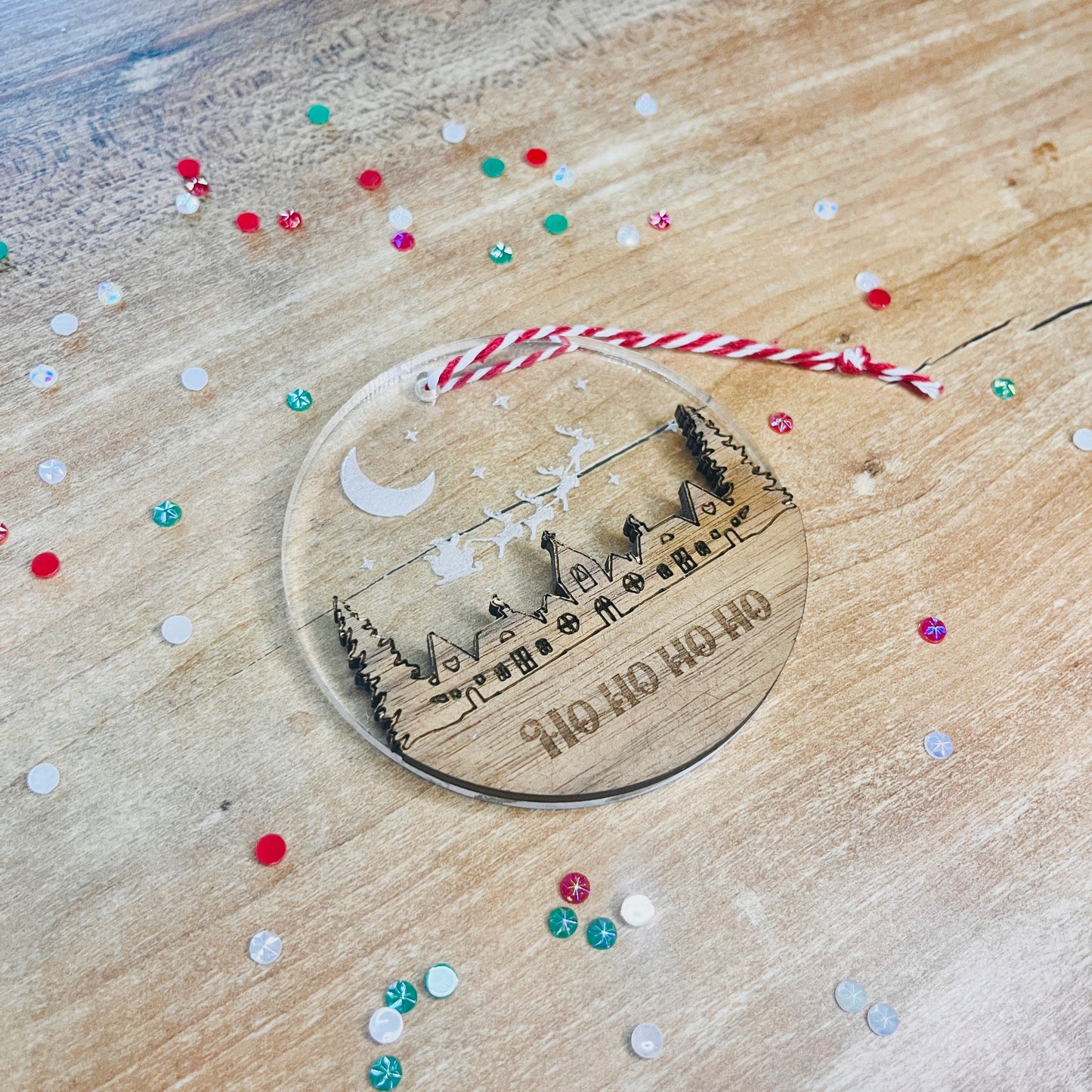 Suspension de Noël : Village de Noël enneigé